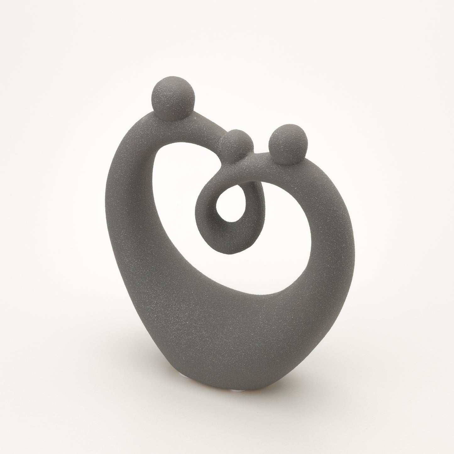 сива декоративна керамична скулптура двойка прегръдка