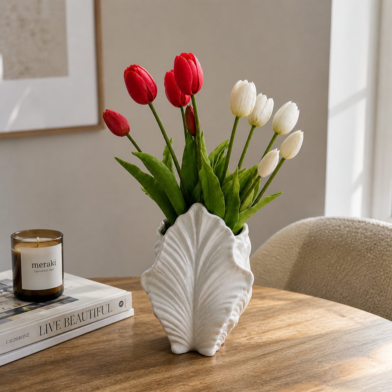Керамична ваза Leaf с лалета върху дървена маса в уютен интериор – Nikara Home